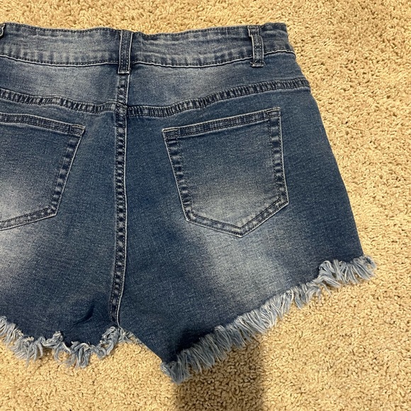 Super cute distressed jean shorts. Stretchy. Size Medium, fits like Small - Picture 5 of 5